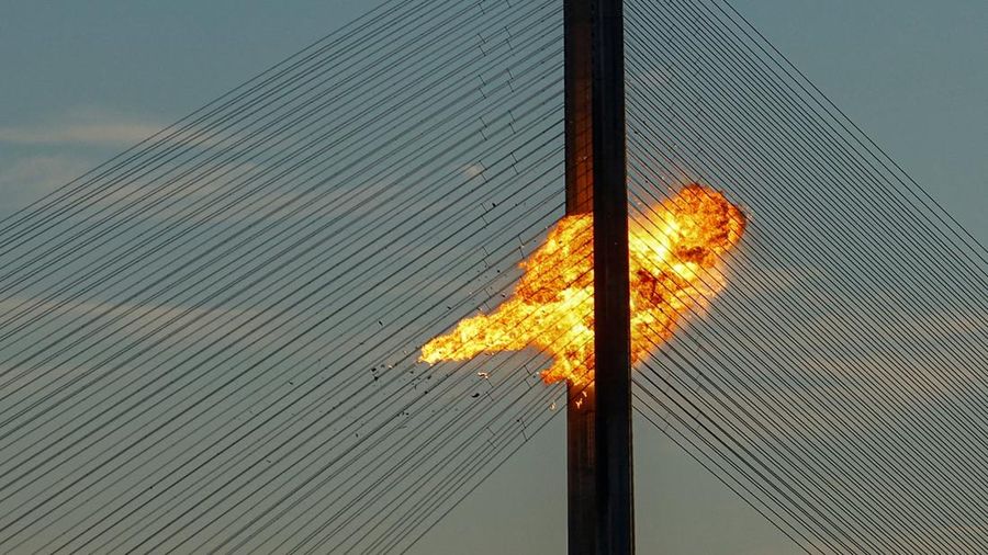 Serangan Rusia di Ukraina menewaskan sedikitnya enam orang dan merusak Jembatan Utara Kyiv, yang membuat lalu lintas di sekitar jembatan dihentikan. (REUTERS/Valentyn Ogirenko)