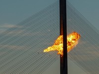 Serangan Rusia di Ukraina menewaskan sedikitnya enam orang dan merusak Jembatan Utara Kyiv, yang membuat lalu lintas di sekitar jembatan dihentikan. (REUTERS/Valentyn Ogirenko)