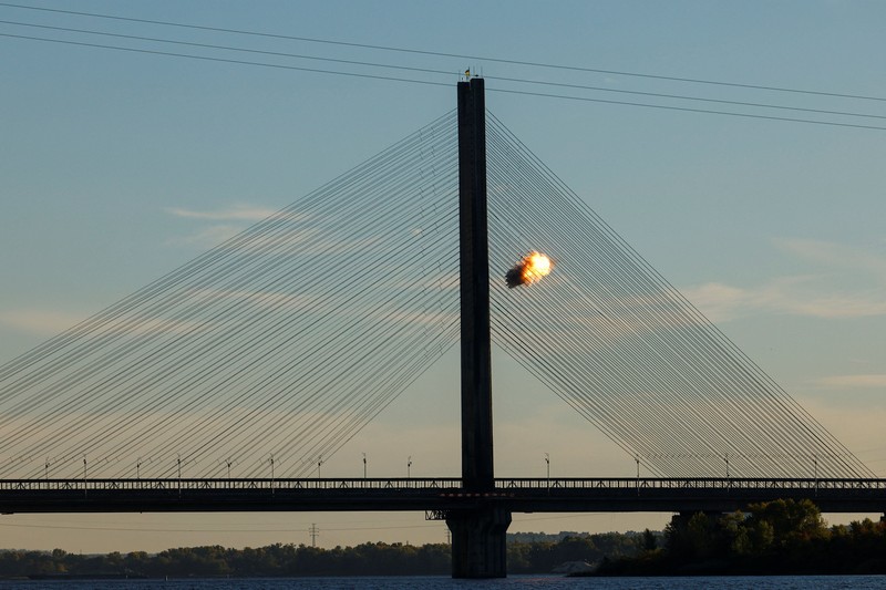 Serangan Rusia di Ukraina menewaskan sedikitnya enam orang dan merusak Jembatan Utara Kyiv, yang membuat lalu lintas di sekitar jembatan dihentikan. (REUTERS/Valentyn Ogirenko)