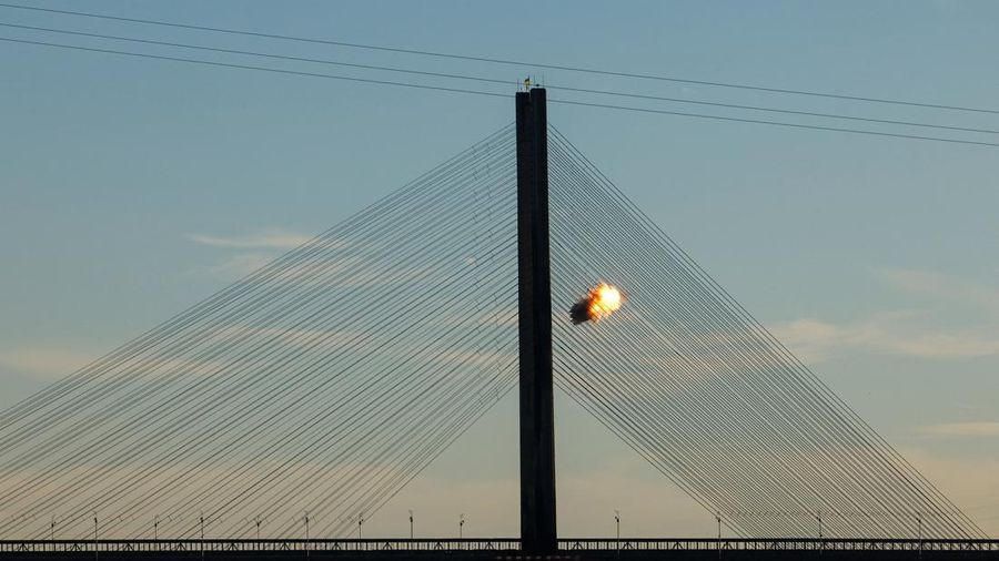 Serangan Rusia di Ukraina menewaskan sedikitnya enam orang dan merusak Jembatan Utara Kyiv, yang membuat lalu lintas di sekitar jembatan dihentikan. (REUTERS/Valentyn Ogirenko)