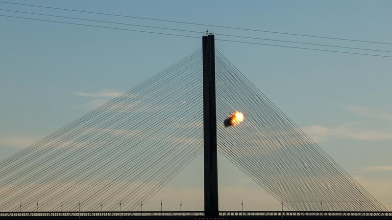 Serangan Rusia di Ukraina menewaskan sedikitnya enam orang dan merusak Jembatan Utara Kyiv, yang membuat lalu lintas di sekitar jembatan dihentikan. (REUTERS/Valentyn Ogirenko)
