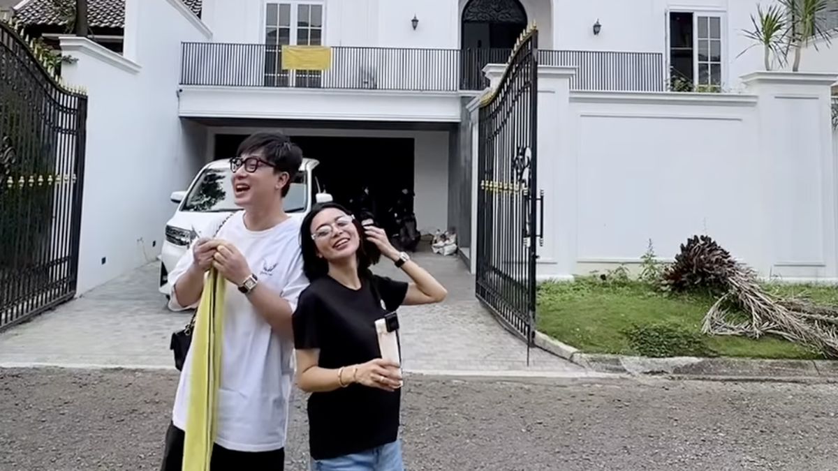 Ilustrasi berita Hiburan: Tawa Bahagia Wika Salim Ditemani Pacar Pantau Pembangunan Rumah