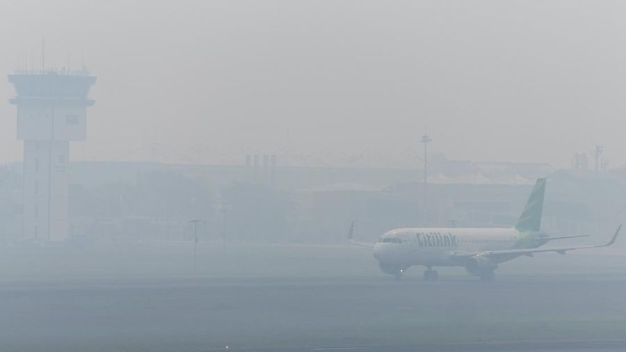 Airbus Citilink bersiap lepas landas saat kabut kebakaran hutan menyelimuti Bandara Internasional Sultan Mahmud Badaruddin II di Palembang, provinsi Sumatera Selatan, Indonesia, 30 September 2026. (REUTERS/Abriansyah Liberto)