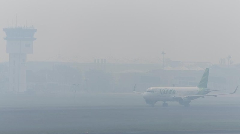 Airbus Citilink bersiap lepas landas saat kabut kebakaran hutan menyelimuti Bandara Internasional Sultan Mahmud Badaruddin II di Palembang, provinsi Sumatera Selatan, Indonesia, 30 September 2026. (REUTERS/Abriansyah Liberto)