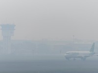 Airbus Citilink bersiap lepas landas saat kabut kebakaran hutan menyelimuti Bandara Internasional Sultan Mahmud Badaruddin II di Palembang, provinsi Sumatera Selatan, Indonesia, 30 September 2026. (REUTERS/Abriansyah Liberto)