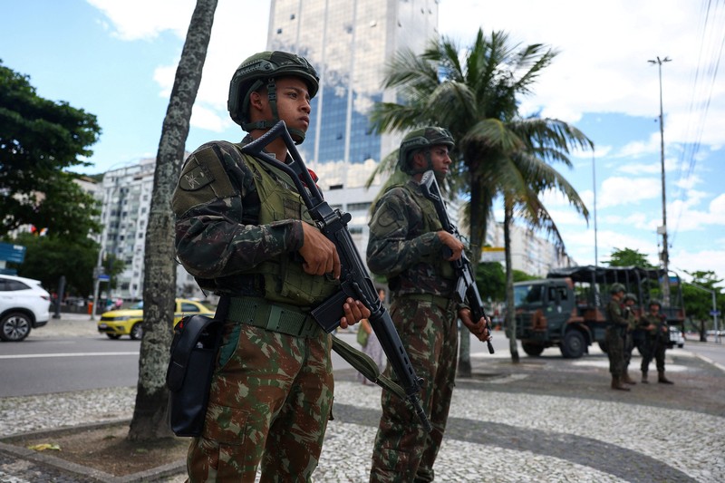 Calon presiden Brasil dari Partai Liberal (PL), Flavio Bolsonaro, memberikan hak suaranya di pemilihan umum di Rio de Janeiro, Brasil, Minggu (4/10/2026). (REUTERS/Ricardo Moraes)
