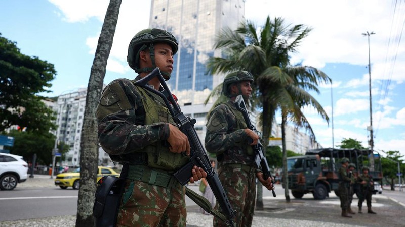 Anggota tentara berjaga di pantai Copacabana, selama pemilihan umum, di Rio de Janeiro, Brasil, 4 Oktober 2026. (REUTERS/Pilar Olivares)