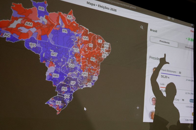 Calon presiden Brasil dari Partai Liberal (PL), Flavio Bolsonaro, memberikan hak suaranya di pemilihan umum di Rio de Janeiro, Brasil, Minggu (4/10/2026). (REUTERS/Ricardo Moraes)
