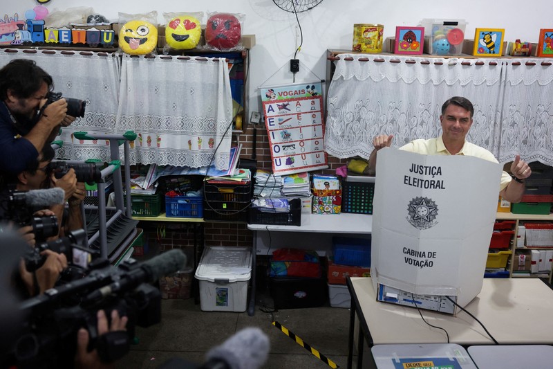 Calon presiden Brasil dari Partai Liberal (PL), Flavio Bolsonaro, memberikan hak suaranya di pemilihan umum di Rio de Janeiro, Brasil, Minggu (4/10/2026). (REUTERS/Ricardo Moraes)