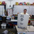 Calon presiden Brasil dari Partai Liberal (PL), Flavio Bolsonaro, memberikan hak suaranya di pemilihan umum di Rio de Janeiro, Brasil, Minggu (4/10/2026). (REUTERS/Ricardo Moraes)
