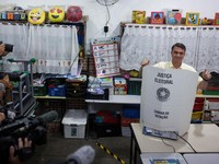 Calon presiden Brasil dari Partai Liberal (PL), Flavio Bolsonaro, memberikan hak suaranya di pemilihan umum di Rio de Janeiro, Brasil, Minggu (4/10/2026). (REUTERS/Ricardo Moraes)
