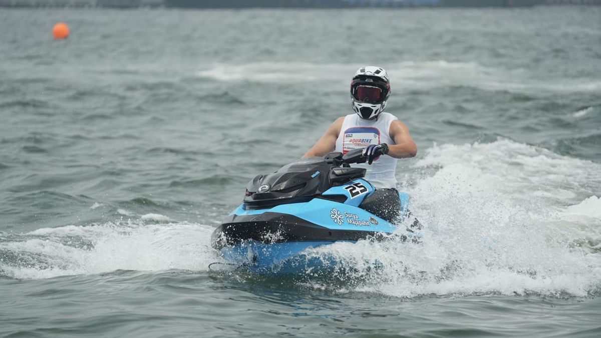 Ilustrasi berita Olahraga: Eks Menpora Dito Ariotedjo Rebut Podium di Aquabike Indonesian Championship