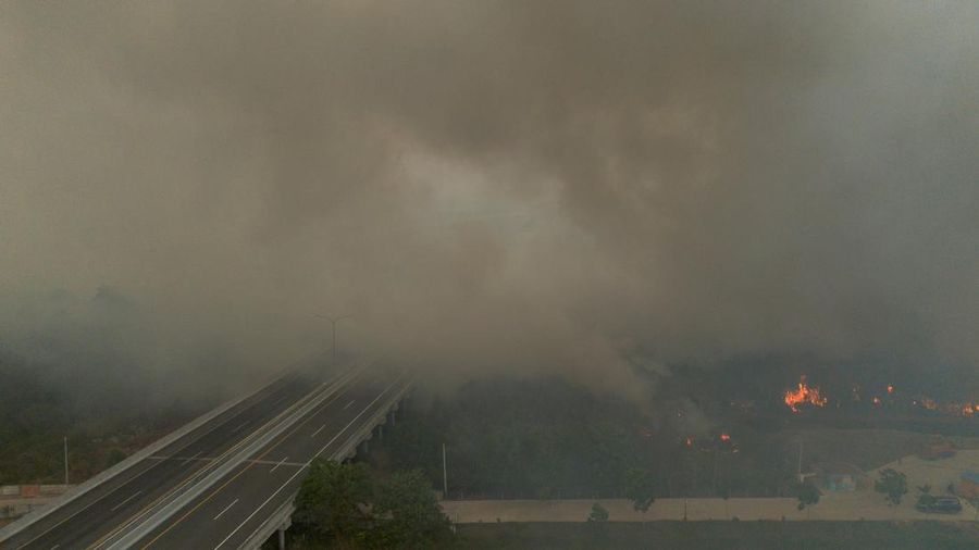 Drone memperlihatkan asap akibat kebakaran hutan dan lahan menyelimuti jalan tol di Ogan Ilir, Provinsi Sumatra Selatan, Indonesia, 11 September 2026. (REUTERS/Abriansyah Liberto)