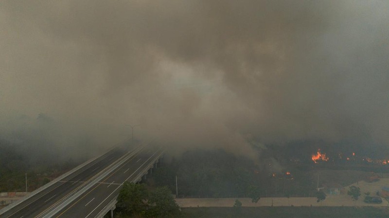 Drone memperlihatkan asap akibat kebakaran hutan dan lahan menyelimuti jalan tol di Ogan Ilir, Provinsi Sumatra Selatan, Indonesia, 11 September 2026. (REUTERS/Abriansyah Liberto)