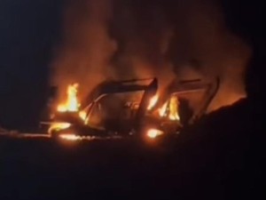Warga Bakar Sejumlah Ekskavator Diduga Milik Tambang Emas Ilegal di Madina