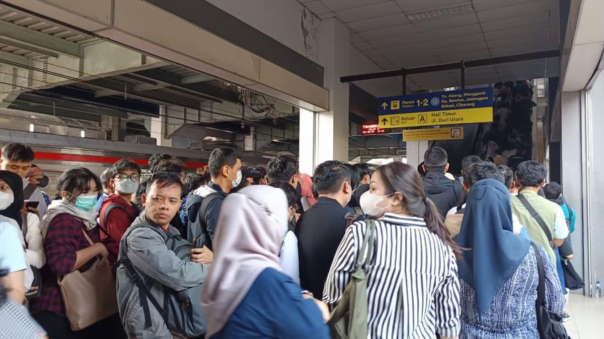 Ilustrasi berita Nasional: Eskalator Stasiun Duri Masih Diperbaiki, Penumpang KRL Antre Panjang