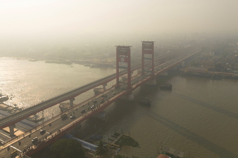 Foto drone memperlihatkan Jembatan Ampera yang diselimuti kabut asap akibat kebakaran hutan dan lahan di Palembang, Provinsi Sumatra Selatan, Indonesia, 6 September 2026. (REUTERS/Abriansyah Liberto)
