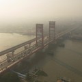 Foto drone memperlihatkan Jembatan Ampera yang diselimuti kabut asap akibat kebakaran hutan dan lahan di Palembang, Provinsi Sumatra Selatan, Indonesia, 6 September 2026. (REUTERS/Abriansyah Liberto)