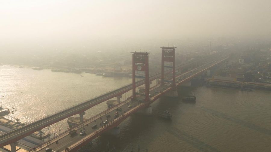 Foto drone memperlihatkan Jembatan Ampera yang diselimuti kabut asap akibat kebakaran hutan dan lahan di Palembang, Provinsi Sumatra Selatan, Indonesia, 6 September 2026. (REUTERS/Abriansyah Liberto)