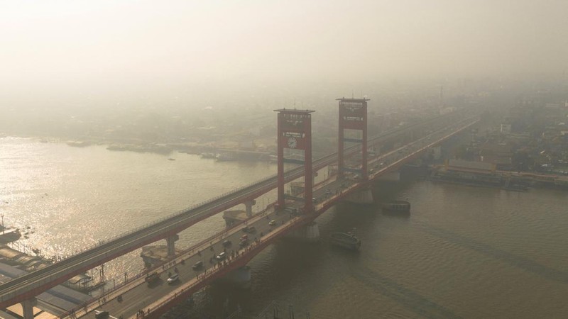 Foto drone memperlihatkan Jembatan Ampera yang diselimuti kabut asap akibat kebakaran hutan dan lahan di Palembang, Provinsi Sumatra Selatan, Indonesia, 6 September 2026. (REUTERS/Abriansyah Liberto)