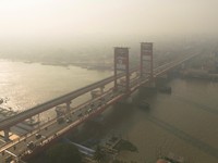 Foto drone memperlihatkan Jembatan Ampera yang diselimuti kabut asap akibat kebakaran hutan dan lahan di Palembang, Provinsi Sumatra Selatan, Indonesia, 6 September 2026. (REUTERS/Abriansyah Liberto)