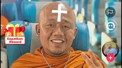 Geger Foto Kiai Bondowoso Diedit dan Diviralkan Jadi Biksu Pakai Salib
