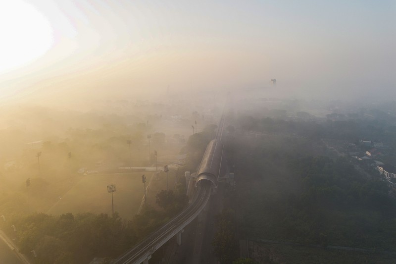 Foto drone memperlihatkan Jembatan Ampera yang diselimuti kabut asap akibat kebakaran hutan dan lahan di Palembang, Provinsi Sumatra Selatan, Indonesia, 6 September 2026. (REUTERS/Abriansyah Liberto)