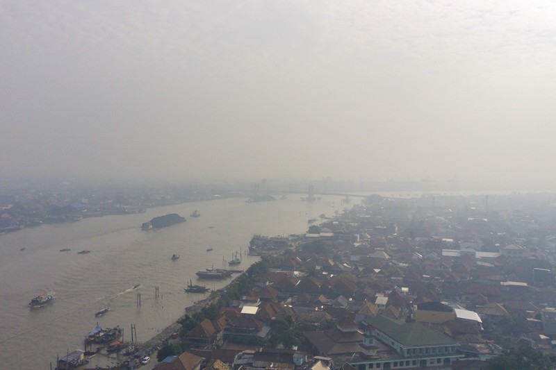 Foto drone memperlihatkan Jembatan Ampera yang diselimuti kabut asap akibat kebakaran hutan dan lahan di Palembang, Provinsi Sumatra Selatan, Indonesia, 6 September 2026. (REUTERS/Abriansyah Liberto)