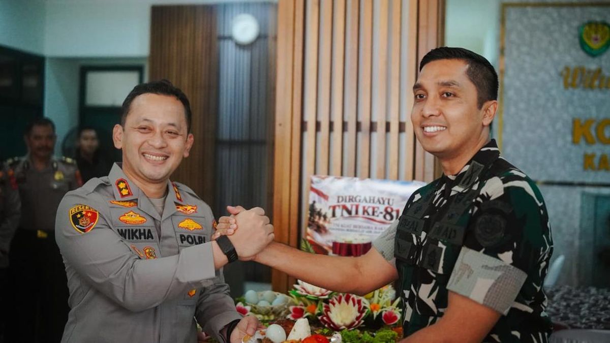 HUT Ke-81 TNI: Kapolres Bogor Beri Kejutan Tumpeng ke Makodim 0621, Eratkan Sinergitas — NadiKabar.com