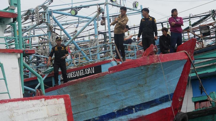 Kementerian Kelautan dan Perikanan mengamankan KM Maulana 23, terkait dugaan penganiayaan awak kapal perikanan yang viral di media sosial, Senin (5/20/2026). Kapal ikan tersebut diamankan tim patroli Ditjen Pengawasan Sumber Daya Kelautan dan Perikanan KKP saat beroperasi di wilayah perairan Laut Aru dan Arafura.
