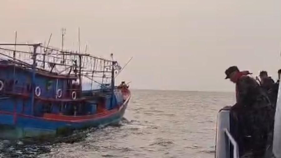 Kementerian Kelautan dan Perikanan mengamankan KM Maulana 23, terkait dugaan penganiayaan awak kapal perikanan yang viral di media sosial, Senin (5/20/2026). Kapal ikan tersebut diamankan tim patroli Ditjen Pengawasan Sumber Daya Kelautan dan Perikan