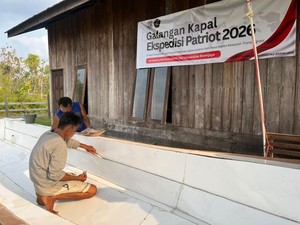 Tim Ekspedisi Patriot Dampingi Warga Segun Belajar Bikin Kapal Fiberglass