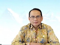 Kepala Eksekutif Pengawas Lembaga Pembiayaan, Perusahaan Modal Ventura, Lembaga Keuangan Mikro, dan Lembaga Jasa Keuangan Lainnya, Merangkap Anggota Dewan Komisioner Otoritas Jasa Keuangan (OJK), Agusman saat menyampaikan Konferensi Pers Asesmen Sekt