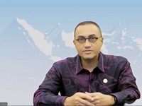 Kepala Eksekutif Pengawas Pasar Modal, Keuangan Derivatif, dan Bursa Karbon OJK, Hasan Fawzi saat menyampaikan Konferensi Pers Asesmen Sektor Jasa Keuangan dan Kebijakan OJK Hasil RDKB September 2026. (Tangkapan Layar Youtube/Otoritas Jasa Keuangan)