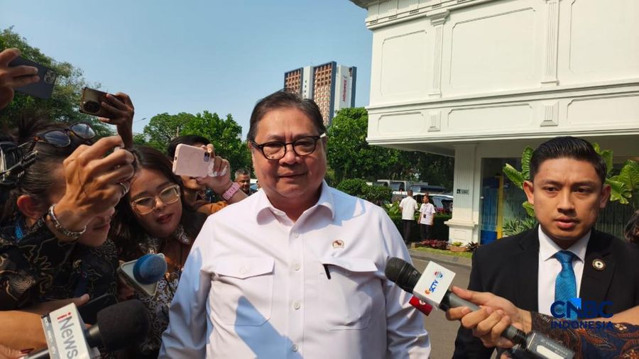 Menko Perekonomian, Airlangga Hartarto tiba di Istana Negara, Jakarta, Senin (5/10/2026). (CNBC Indonesia/Emir Yanwardhana)