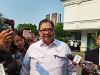 Menko Perekonomian, Airlangga Hartarto tiba di Istana Negara, Jakarta, Senin (5/10/2026). (CNBC Indonesia/Emir Yanwardhana)