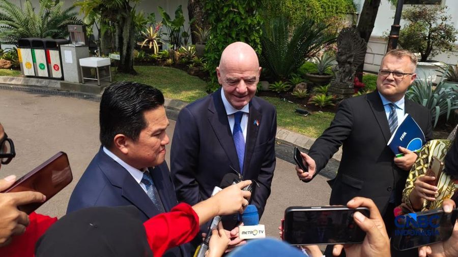 Menteri Pemuda dan Olahraga Erick Thohir dan Presiden FIFA Gianni Infantino di Istana Kepresidenan, Jakarta Pusat, Senin (5/10/2026). (Emir Yanwardhana/CNBC Indonesia)