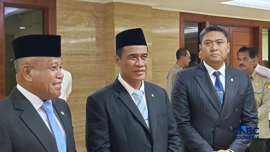 Menteri Pertanian Amran Sulaiman, bersama Wakil Menteri Pertanian Saleh Mustafa, dan Kepala Badan Gizi Nasional (BGN) Sudaryono di kantor Kementan, Jakarta, Senin (5/10/2026). (CNBC Indonesia/Martyasari Rizky)