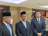 Menteri Pertanian Amran Sulaiman, bersama Wakil Menteri Pertanian Saleh Mustafa, dan Kepala Badan Gizi Nasional (BGN) Sudaryono di kantor Kementan, Jakarta, Senin (5/10/2026). (CNBC Indonesia/Martyasari Rizky)