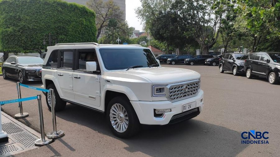 Mobil Maung MV3 Garuda Limousine terparkir di Istana Negara, Jakarta, Senin (5/10/2026).