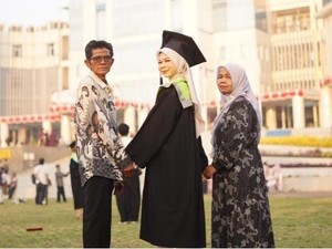 Perjuangan Nurul Wisudawan Terbaik Unesa: Rawat Ibu Saat Mengerjakan Tugas Akhir