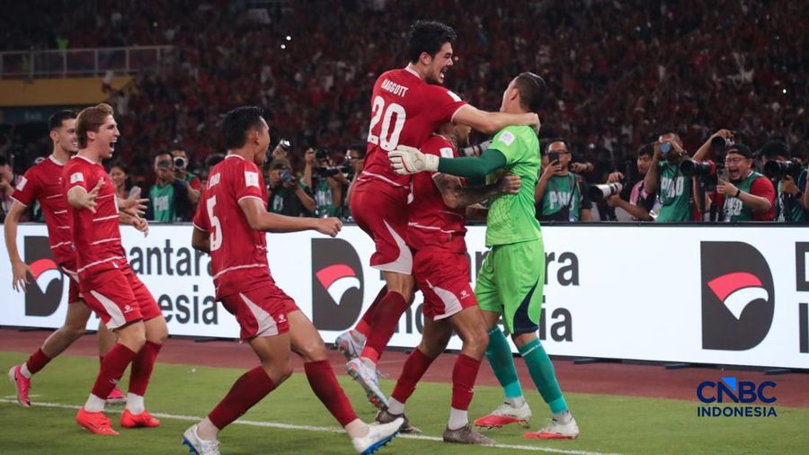 Para pemain berselebrasi dengan Penjaga Gawang Timnas Indonesia Emil Audero usai berhasil menepis tendangan pemain Thailand, Nattapong Sayriya pada babak Final dalam FIFA ASEAN CUP 2026 di Stadion Utama Gelora Bung Karno (SUGBK), Senayan, Jakarta, Senin (5/10/2026).