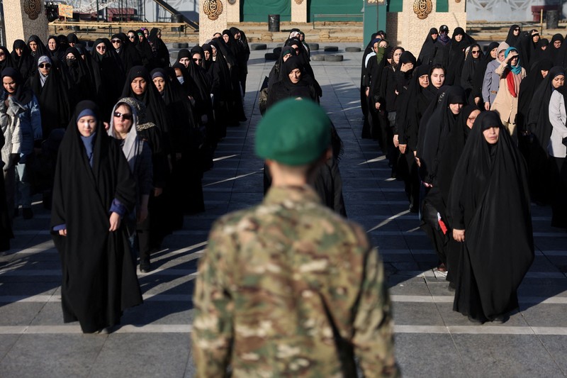 Para sukarelawan perempuan Iran menjalani pelatihan militer di pusat pelatihan militer bagi warga sipil di Lapangan Imam Hussein, pusat kota Teheran, Iran, pada 4 Oktober 2026. (Majid Asgaripour/WANA (West Asia News Agency) via REUTERS)