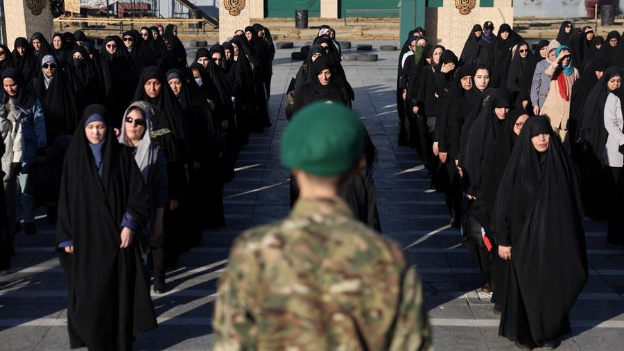Para sukarelawan perempuan Iran menjalani pelatihan militer di pusat pelatihan militer bagi warga sipil di Lapangan Imam Hussein, pusat kota Teheran, Iran, pada 4 Oktober 2026.