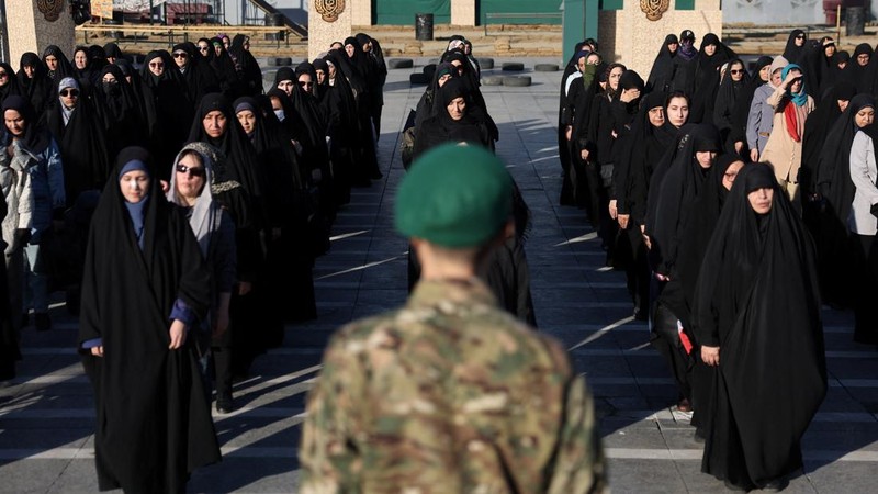 Para sukarelawan perempuan Iran menjalani pelatihan militer di pusat pelatihan militer bagi warga sipil di Lapangan Imam Hussein, pusat kota Teheran, Iran, pada 4 Oktober 2026.