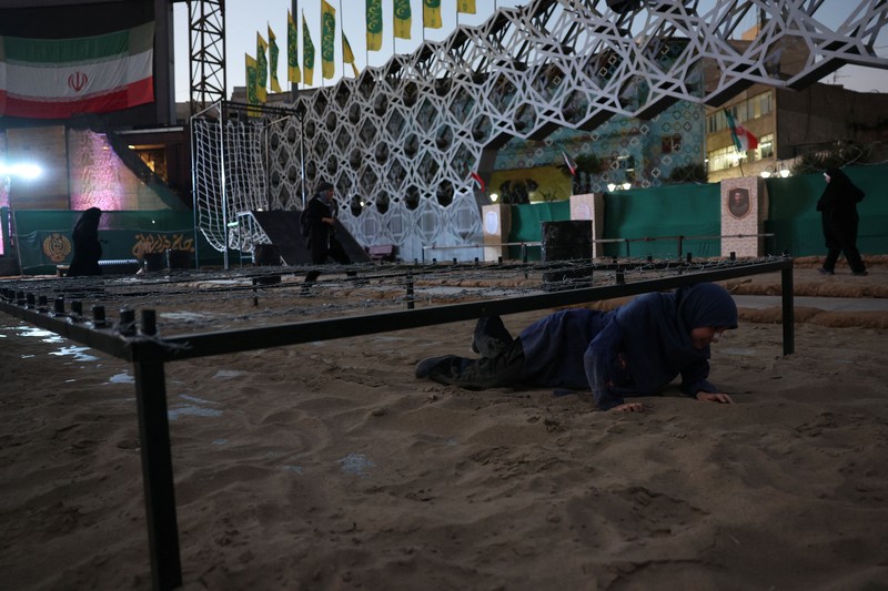 Para sukarelawan perempuan Iran menjalani pelatihan militer di pusat pelatihan militer bagi warga sipil di Lapangan Imam Hussein, pusat kota Teheran, Iran, pada 4 Oktober 2026. (Majid Asgaripour/WANA (West Asia News Agency) via REUTERS)