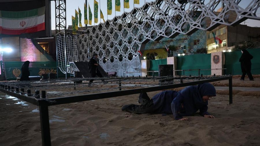 Para sukarelawan perempuan Iran menjalani pelatihan militer di pusat pelatihan militer bagi warga sipil di Lapangan Imam Hussein, pusat kota Teheran, Iran, pada 4 Oktober 2026.