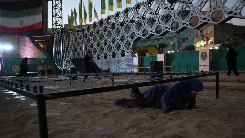 Para sukarelawan perempuan Iran menjalani pelatihan militer di pusat pelatihan militer bagi warga sipil di Lapangan Imam Hussein, pusat kota Teheran, Iran, pada 4 Oktober 2026.