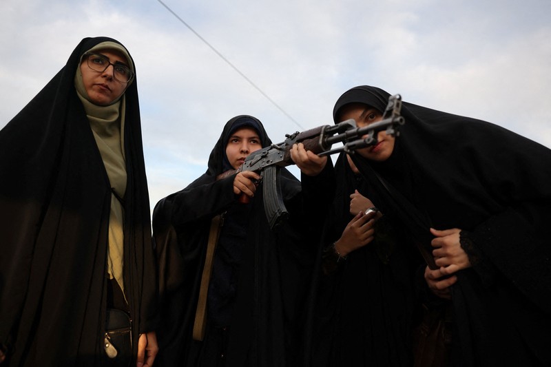 Para sukarelawan perempuan Iran menjalani pelatihan militer di pusat pelatihan militer bagi warga sipil di Lapangan Imam Hussein, pusat kota Teheran, Iran, pada 4 Oktober 2026. (Majid Asgaripour/WANA (West Asia News Agency) via REUTERS)