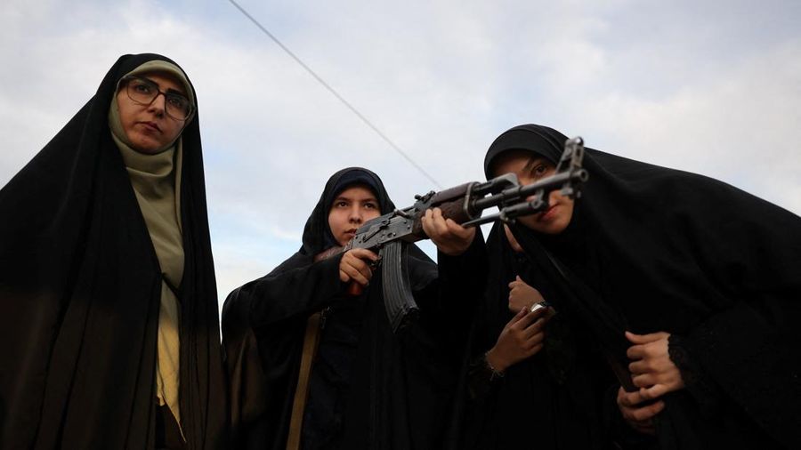 Para sukarelawan perempuan Iran menjalani pelatihan militer di pusat pelatihan militer bagi warga sipil di Lapangan Imam Hussein, pusat kota Teheran, Iran, pada 4 Oktober 2026. (Majid Asgaripour/WANA (West Asia News Agency) via REUTERS)